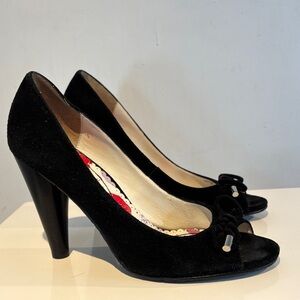 Betsey Johnson “Betseyville” Kiss me black suede peep-toe pumps size 8